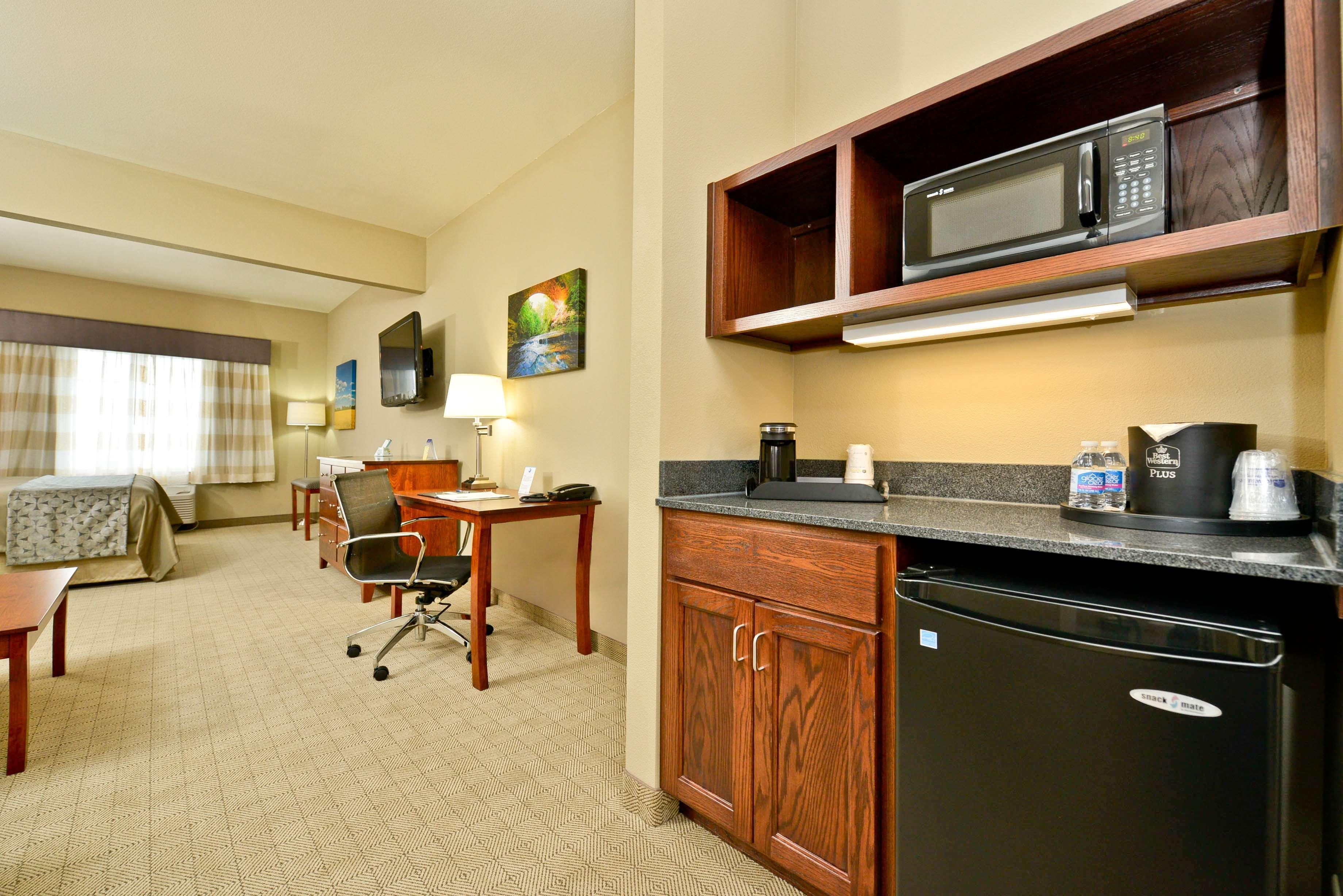 Best Western Plus Green Mill Village Hotel & Suites Arcola Экстерьер фото
