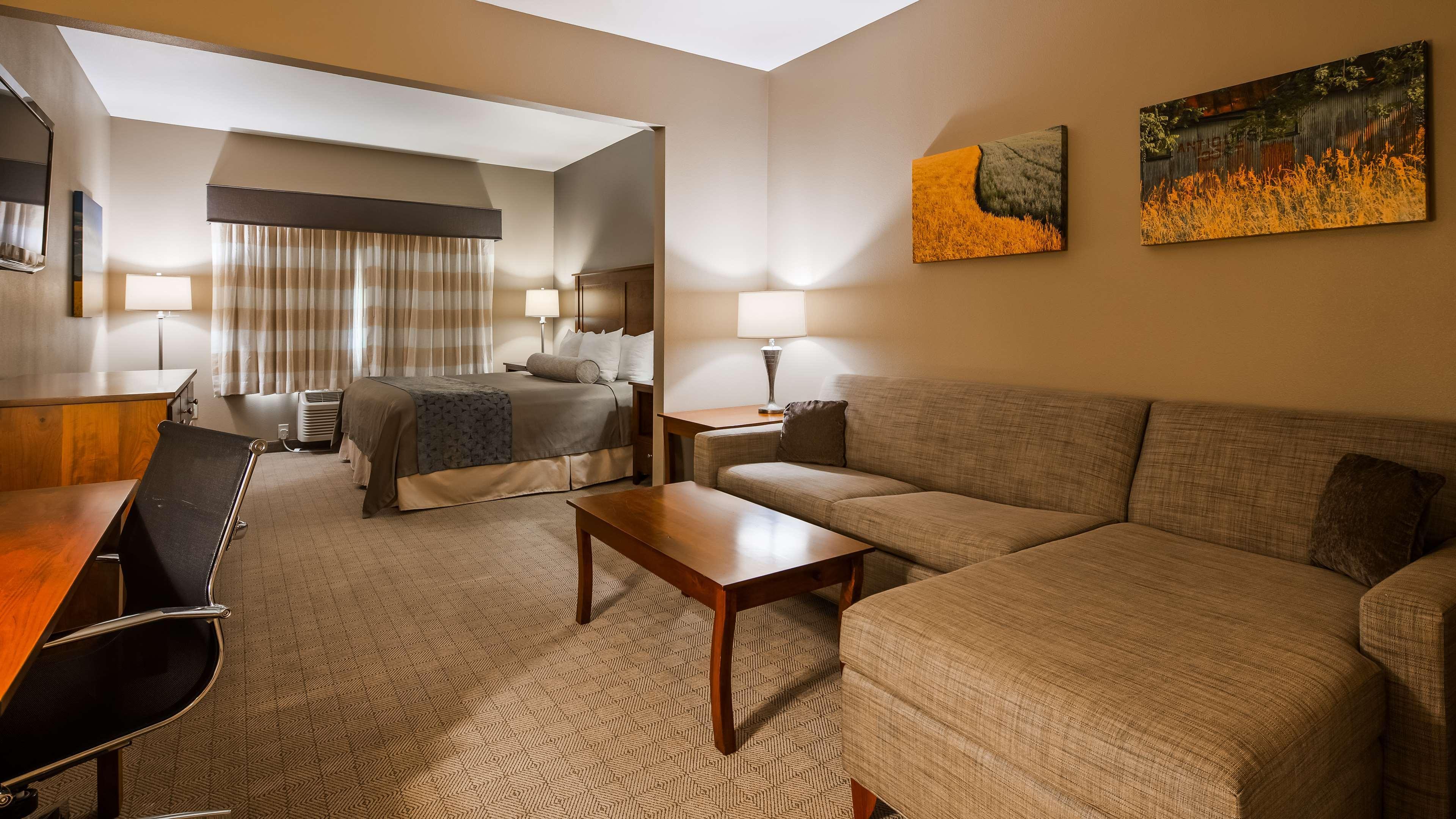 Best Western Plus Green Mill Village Hotel & Suites Arcola Экстерьер фото
