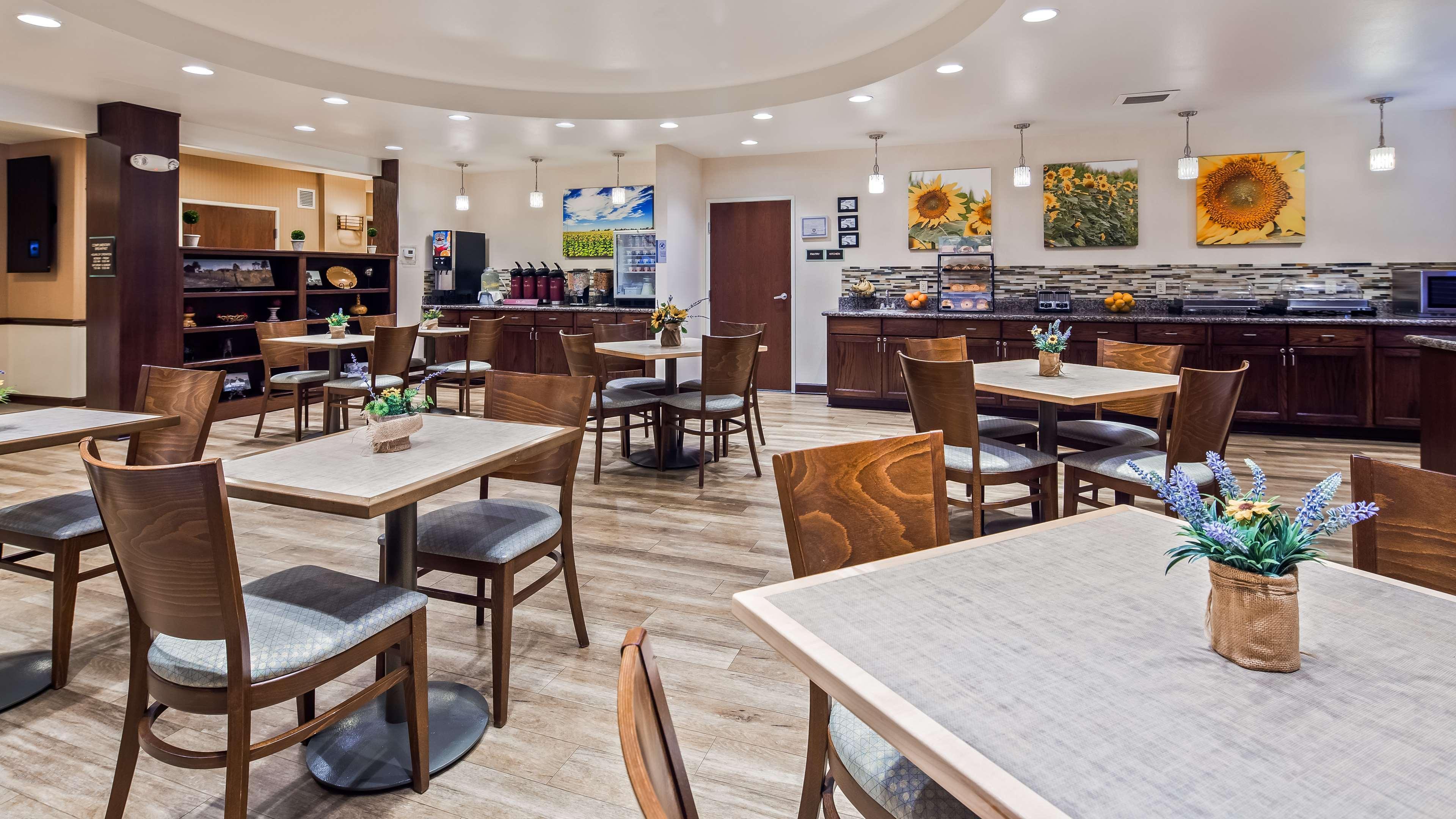 Best Western Plus Green Mill Village Hotel & Suites Arcola Экстерьер фото
