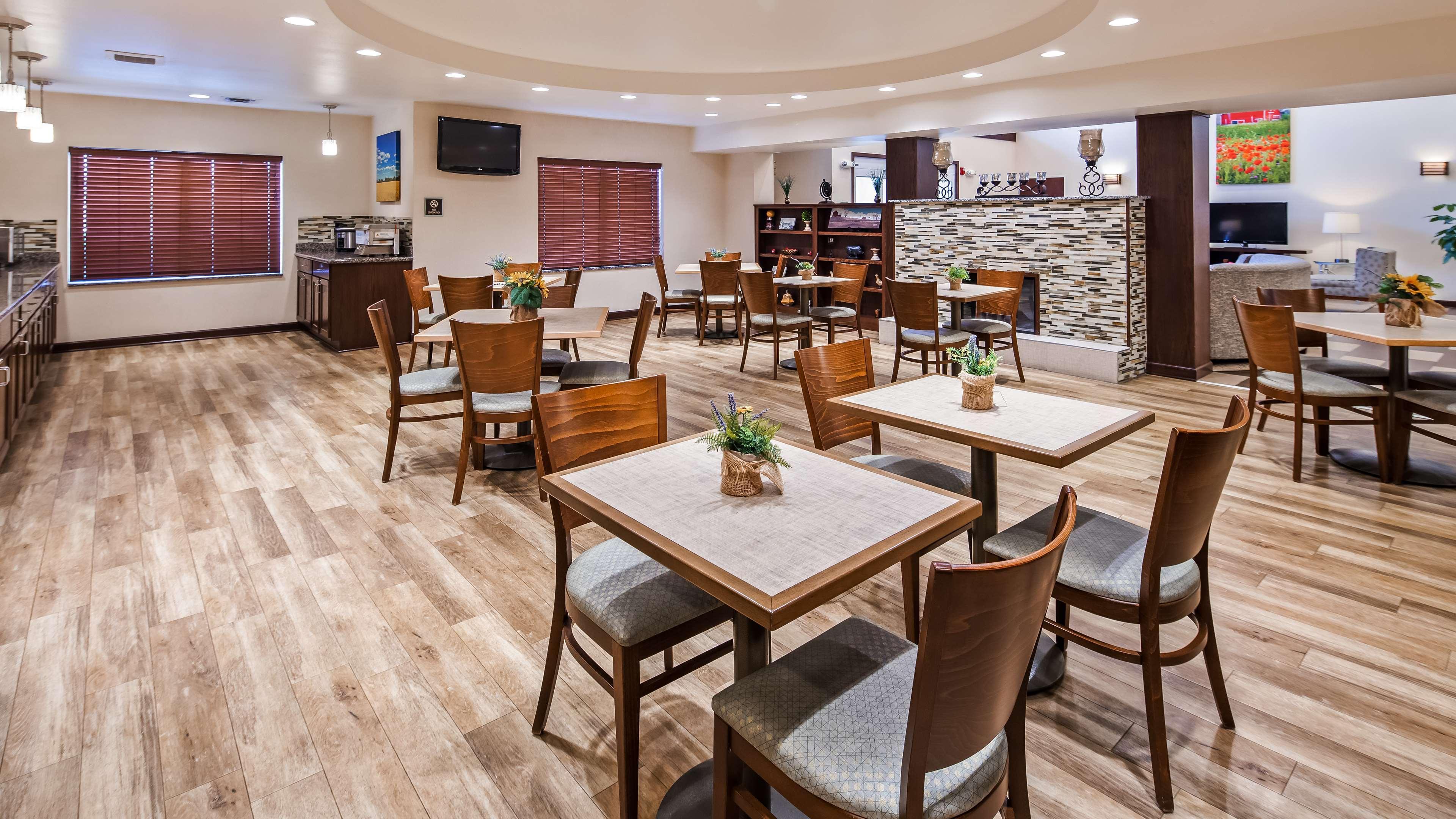 Best Western Plus Green Mill Village Hotel & Suites Arcola Экстерьер фото